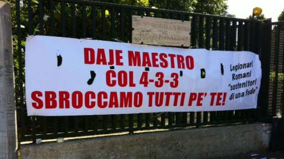 Una ventina di tifosi a Trigoria attendono Zeman. Esposto lo striscione "Daje Maestro con il 4-3-3 sbroccamo tutti pe' te". FOTO!