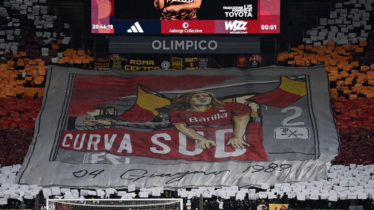 Roma-Milan - La scenografia per Antonio De Falchi esposta dalla Curva Sud