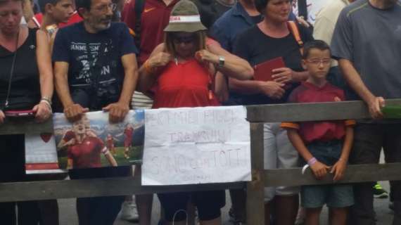 Tifosa a Pinzolo manda un messaggio ai figli: "Tranquilli, sto con Totti". FOTO!