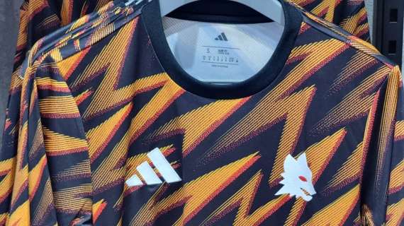 AS Roma kit pre-gara 2025/2026 - I dettagli della maglia. FOTO!