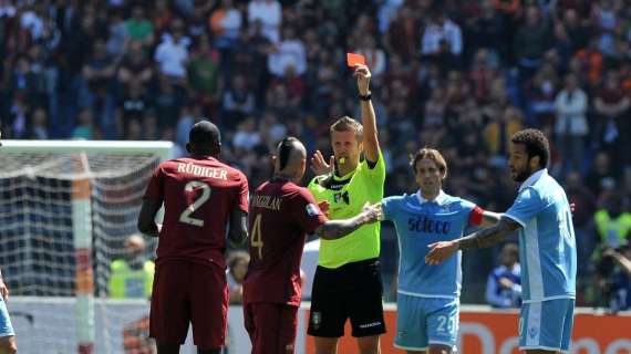 L'arbitro - Con Orsato la maglia SPQR e il selfie di Totti sotto la Curva Sud, ma mai una vittoria nel derby per la Roma. Lazio, la carica dei 101 cartellini gialli