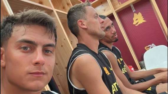 Sfida a ping pong tra Matic e Dybala, il serbo vince e commenta: "Hai ancora da imparare amico". VIDEO!