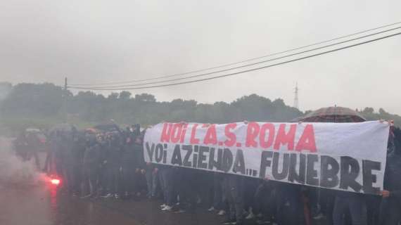 Protesta a Trigoria contro la dirigenza: "AS Azienda, oggi chiariamo questa faccenda!". De Rossi, Ranieri e Massara si confrontano con i tifosi. FOTO!