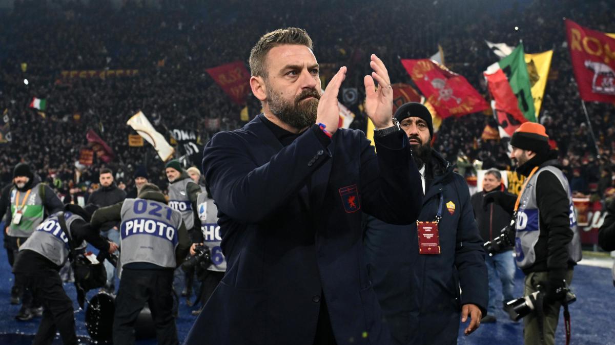 Roma-Genoa - De Rossi sotto la Curva Sud alla fine della partita, gli applausi dei giocatori giallorossi. FOTO!