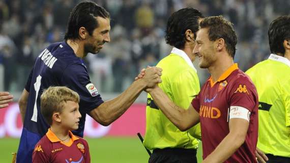 Gli auguri di Totti a Buffon: "Che belli che sono i 40 anni! Non far decidere agli altri se smettere o no, è la cosa più brutta"