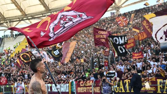 Lazio-Roma 0-1 - Mancini sventola una bandiera sotto la Curva Sud. FOTO!