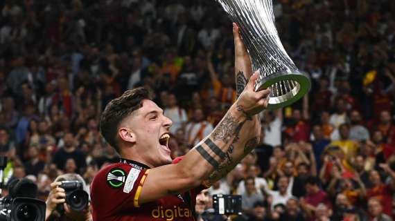 Un tifoso si tatua la Conference League e il nome del marcatore: Zaniolo apprezza 