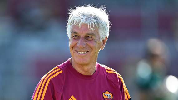 Gasperini in campo durante la ricognizione della Roma: applausi per lui