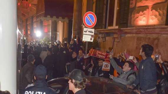 Twitter AS Roma  - Squadra accolta in albergo dai tifosi giallorossi a Palermo. FOTO!