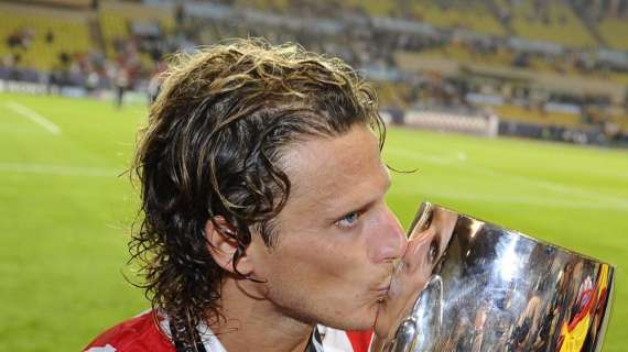 Forlan bacia la Supercoppa Europea