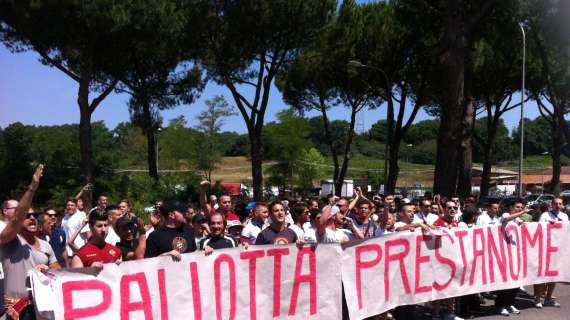 Trigoria - Striscione "Pallotta prestanome". Nessun incontro tra società e tifosi. FOTO! VIDEO!