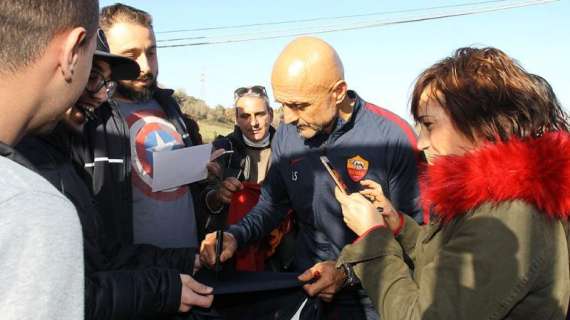 Spalletti si ferma con i tifosi fuori Trigoria. FOTO!