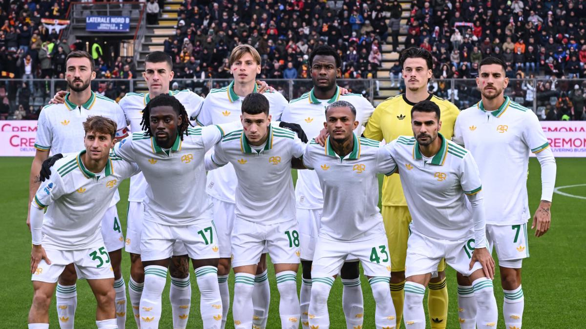 Cremonese-Roma - Ayroldi annuncia la revoca del rigore, l'esultanza dei tifosi di casa e l'improvviso, curioso, silenzio