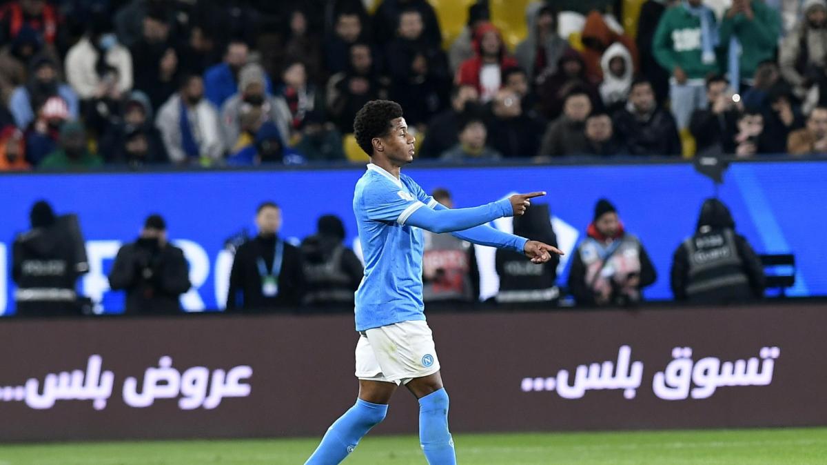 Napoli, per Neres trauma distorsivo alla caviglia