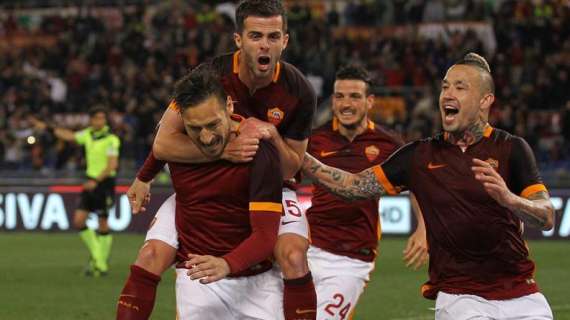 Totti con gli amici fidati festeggia in un ristorante al centro