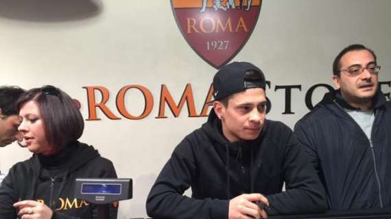 Juan Manuel Iturbe all'AS Roma Store di Via del Portonaccio. FOTO!