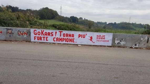 Striscione per Karsdorp fuori i cancelli di Trigoria: "Torna più forte campione!". FOTO!
