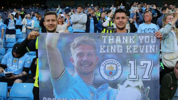 Manchester City, celebrato De Bruyne con mosaico e nome a strada