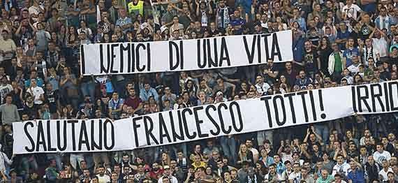 Striscione degli Irriducibili: "I nemici di una vita salutano Francesco Totti". FOTO!