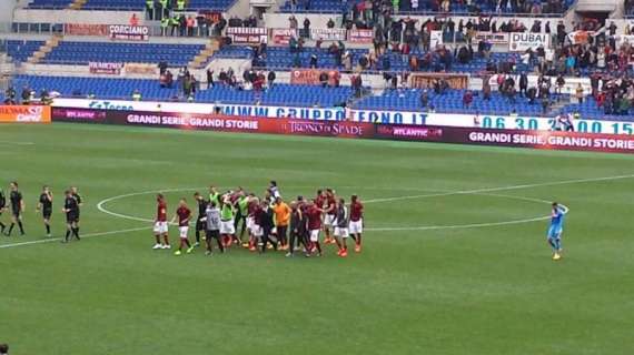 I giocatori festeggiano la vittoria sul Napoli. FOTO! VIDEO!