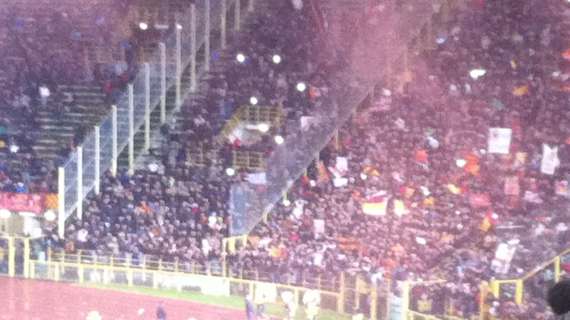 I giocatori salutano i tifosi giallorossi nel settore ospite. FOTO!