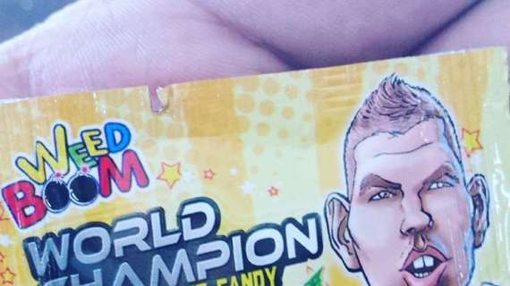 Thailandia, Dzeko finisce sull'incarto delle caramelle. FOTO!