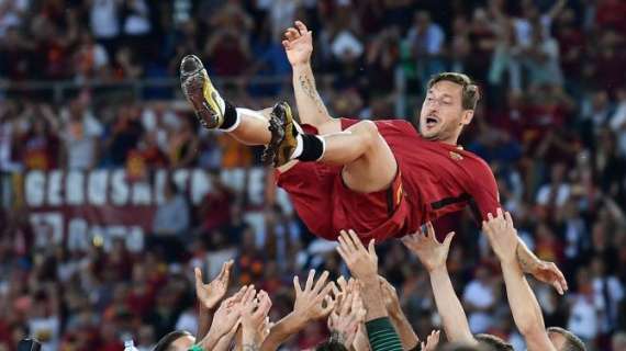 Twitter, Totti firma la maglia e promette: "Il prossimo lancio è nello spazio". VIDEO!