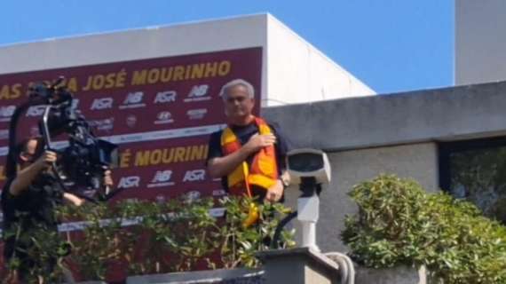 Mourinho osserva la squadra che canta l'inno della Roma: "Senza parole"