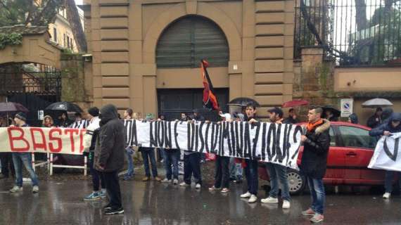 Torti arbitrali, protesta dei tifosi sotto gli uffici della Figc. FOTO! VIDEO!