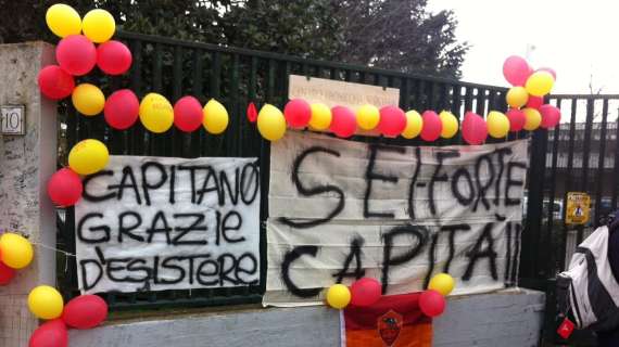 TRIGORIA - Out Destro, Marquinhos e Pjani&#263;. Castán presente regolarmente in gruppo. Striscioni per Totti. FOTO!