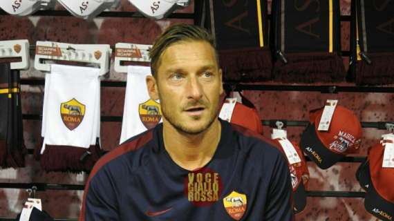 Totti firma autografi al Roma Store di Pinzolo. FOTO! VIDEO!