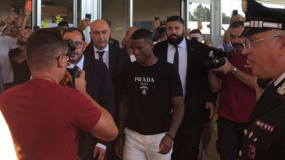 WIJNALDUM - Il calciatore è atterrato a Ciampino e ha salutato i 200 tifosi presenti. Domani le visite mediche e poi a Trigoria. FOTO! VIDEO!