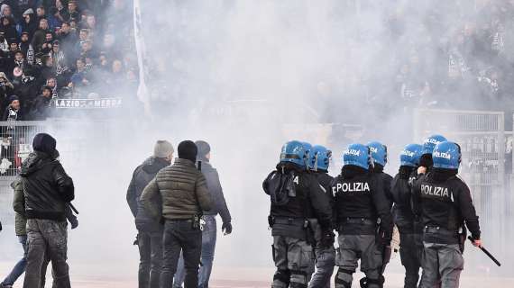 Scontri in autostrada tra i tifosi di Roma e Napoli, i testimoni: "Avevano bastoni e lanciavano petardi". La Questura: "Un agguato dei napoletani". VIDEO! 