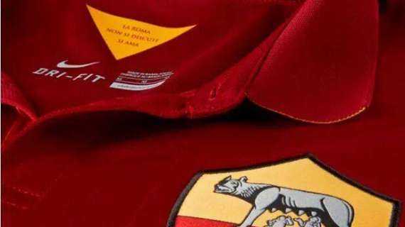 Facebook - Il pugile Domenico Spada sale sul ring con la maglia della Roma. FOTO!