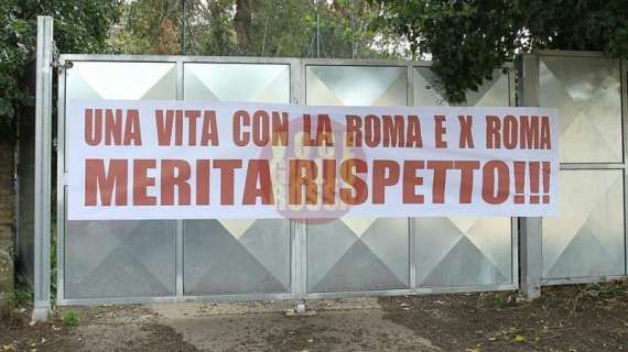 Esposto uno striscione a Trigoria: "Una vita con la Roma e per Roma merita rispetto!". FOTO!