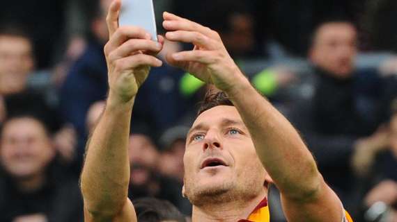 Giornata Mondiale del Selfie - Totti salva la Roma e il Daily Mirror lo elogia