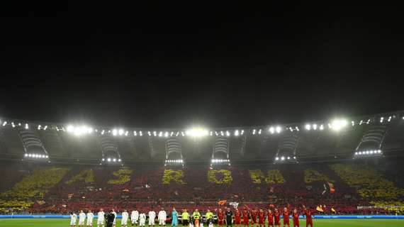 Roma-Bayer Leverkusen, coreografia in tutto lo stadio. Scritta "AS Roma" in Tribuna Tevere