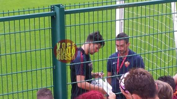 Zukanovic firma gli autografi a fine allenamento. FOTO!