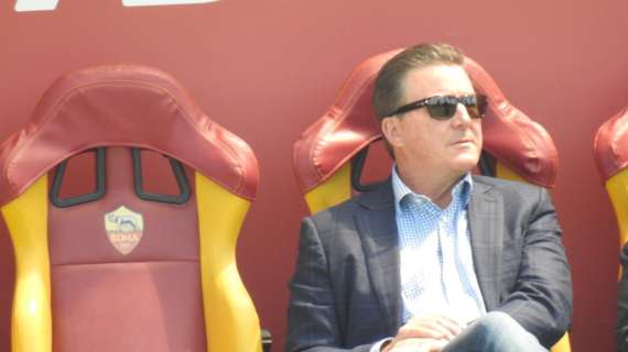 Friedkin a Trigoria: il presidente assiste all'allenamento e stringe la mano a Svilar