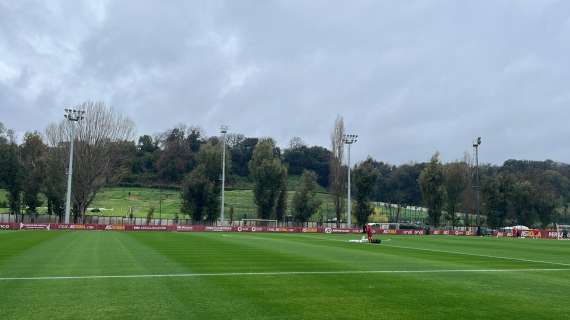 Roma al lavoro: riscaldamento, esercizi col pallone e sfida a ranghi misti