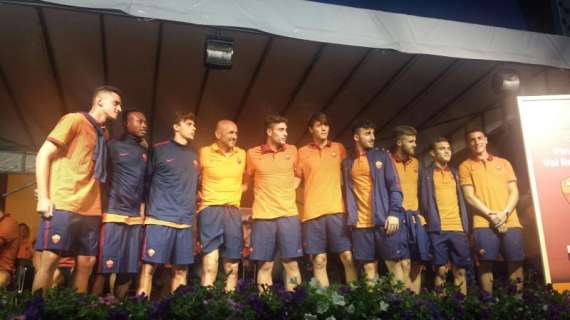 Pinzolo - La presentazione della squadra. Dzeko: "I tifosi sono sempre con me e così per me sarà più facile fare meglio". Spalletti: "I tifosi macinano chilometri e superano ostacoli". Strootman: "Mi sento bene". FOTO! VIDEO!