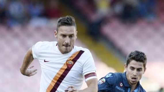 Centinaia di messaggi d'auguri per Totti dai tifosi azzurri: "Tifiamo Napoli, ma sei un vero campione!"