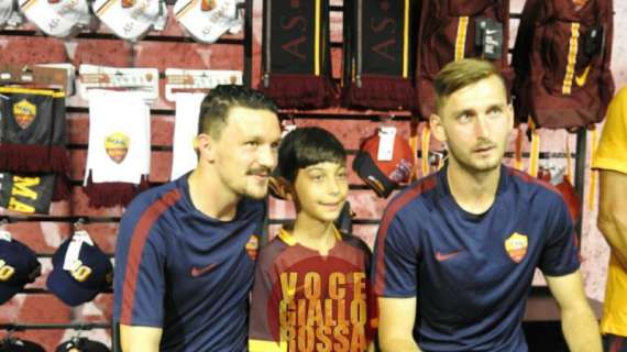 Autografi all'AS Roma Store, Mario Rui: "Mi sto adattando ai nuovi metodi". Gyömbér: "Sono qui perché il club mi ha chiamato". FOTO!