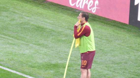 Déjà vu: dopo Roma-Porto, Totti ancora alla bandierina. FOTO!