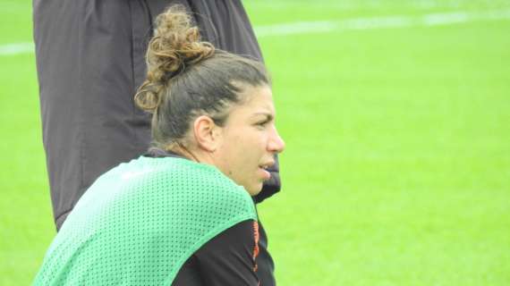 Roma Femminile, Bartoli e alcune compagne in visita alle bambine della scuola calcio del club