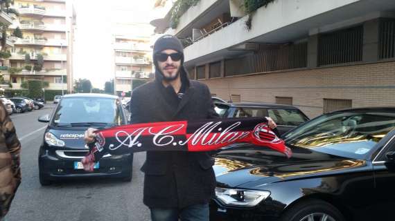 Tifoso del Milan sotto casa di Destro con la sciarpa rossonera. FOTO!