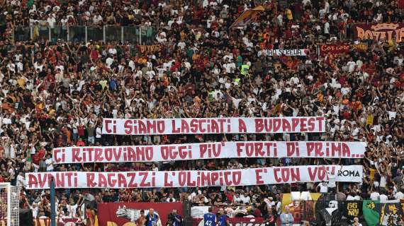 Altro striscione in Curva: "Ci siamo lasciati a Budapest, ci ritroviamo oggi più forti di prima. Avanti ragazzi, l'Olimpico è con voi!"