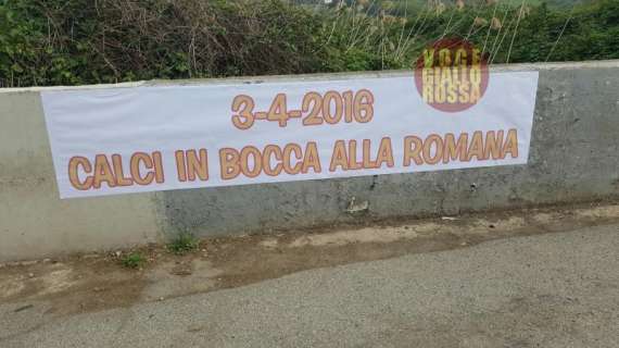 Striscione a Trigoria: "Calci in bocca alla romana". FOTO!