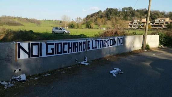 Trigoria, striscione fuori i cancelli: "Noi giochiamo e lottiamo con voi". FOTO!