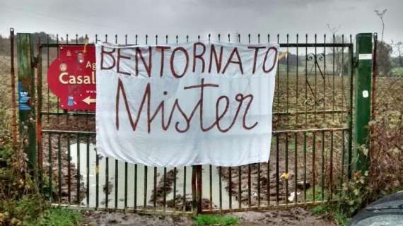 Striscione a Trigoria: "Bentornato, mister!". FOTO!